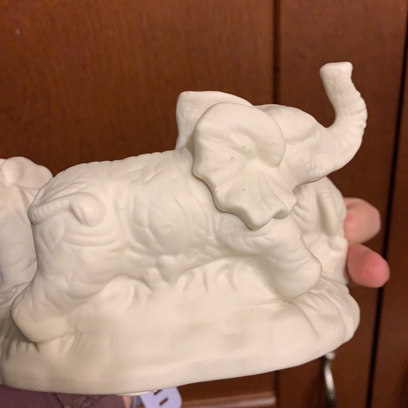 SALE!! Circle of friends elephant candle holder 3 different trunks - Picture 10 of 16